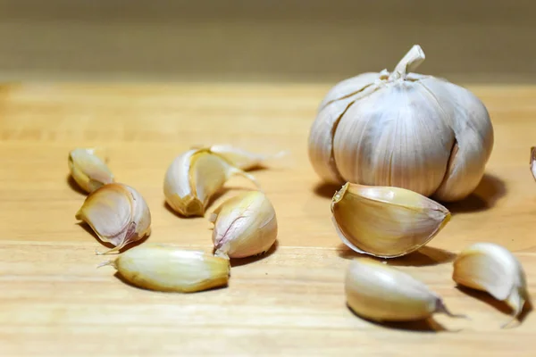 Knoblauchzehen Und Zwiebelgruppe Auf Holzgrund — Stockfoto