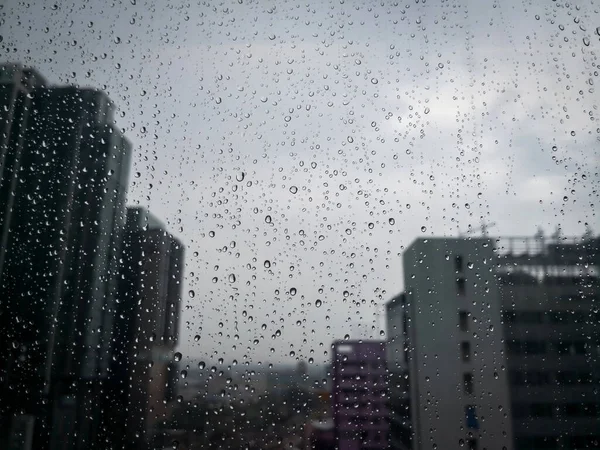Regen Druppels Glas Met Wazig Wolkenkrabber Gebouw Stad — Stockfoto