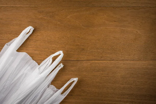 Λευκή Πλαστική Σακούλα Ξύλινο Φόντο Μείωση Της Έννοιας Ανακύκλωσης Επαναχρησιμοποίησης — Φωτογραφία Αρχείου