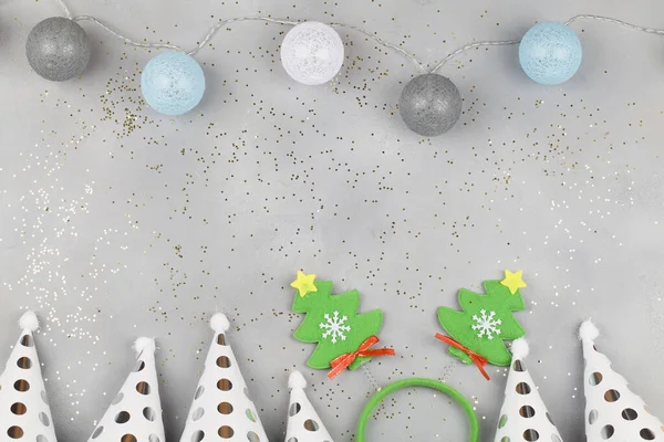 Рождественская композиция с шапочками, шарами и безелем с рождественскими елками на синем фоне — стоковое фото