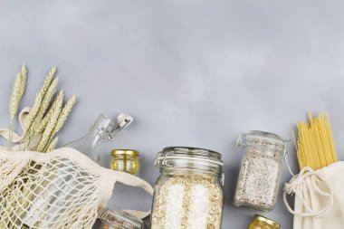 sıfır atık yiyecek alışverişi. Çevresel doğal torbalar ve yiyecek dolu cam kavanoz, çevre dostu, düz uzanma.