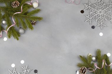 Noel balolarıyla Noel kompozisyonu, mavi arka planda ağaç dalları kar taneleri