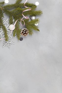 Noel balolarıyla Noel kompozisyonu, mavi arka planda ağaç dalları kar taneleri