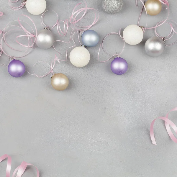 Composition de Noël avec boules de Noël multicolores et ruban sur fond bleu — Photo
