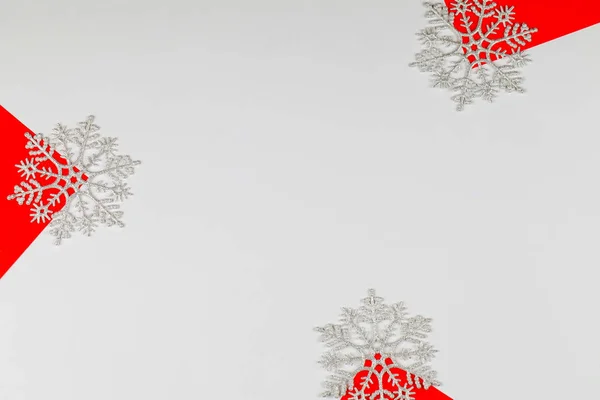 Composition de Noël. flocons de neige sur fond rouge et blanc. Concept d'hiver . — Photo