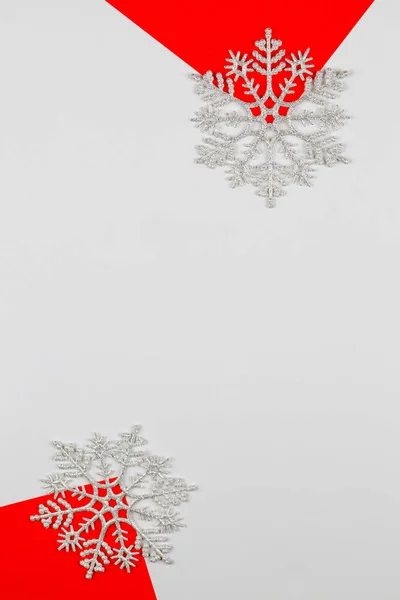 Composition de Noël. flocons de neige sur fond rouge et blanc. Concept d'hiver . — Photo