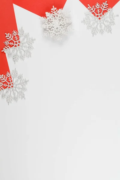 Рождественская композиция снежинки на красно-белом фоне. Зимняя концепция . — стоковое фото