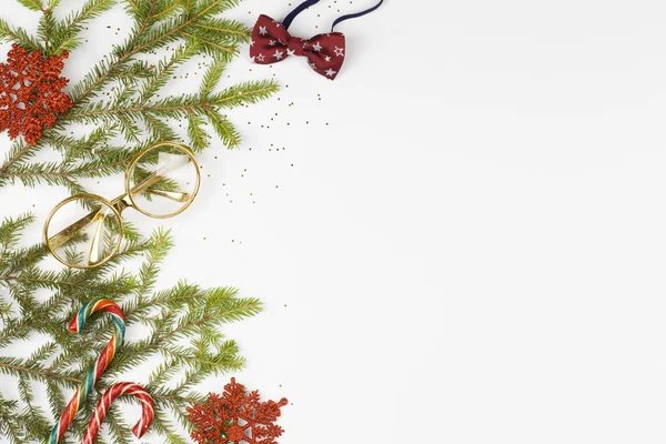 Рождественский фон с красной бабочкой и украшения: снежинки, ветки деревьев, леденец. Рождество мужская мода . — стоковое фото