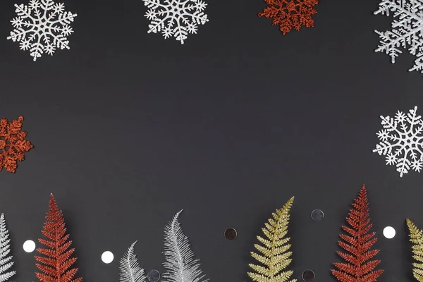 Рождественская или зимняя композиция. белые и красные снежинки, разноцветные ветви деревьев на черном фоне . — стоковое фото