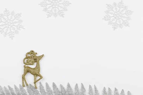 Κίτρινο ελάφι με όμορφα κέρατα σε λευκό φόντο. Πρόσκληση, Χριστουγεννιάτικη γιορτή. Xmas και κάρτα νέου έτους — Φωτογραφία Αρχείου