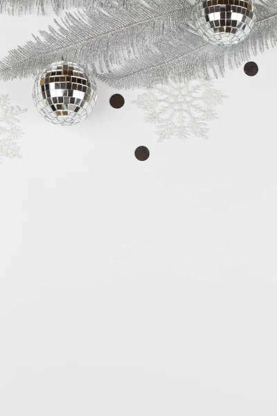 Composition de Noël avec branches d'arbre d'argent, flocons de neige et boules sur fond blanc — Photo