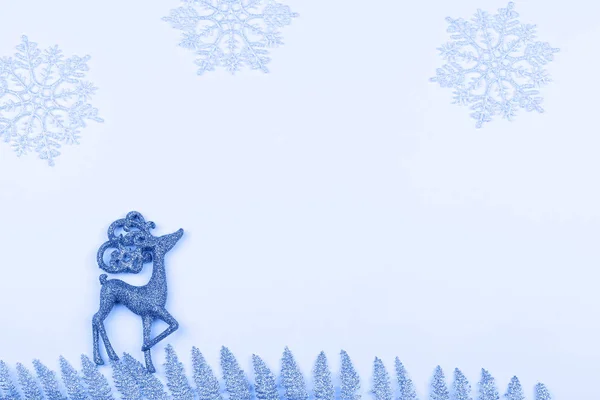 Cervo con belle corna con fiocchi di neve. Invito, festa di Natale. Natale e Capodanno carta — Foto Stock