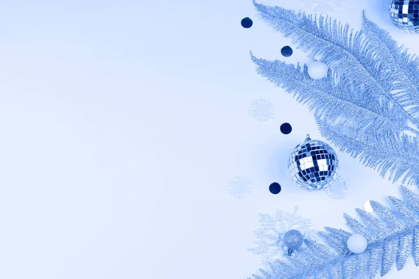 Composizione natalizia con rami d'albero, palla di Natale, fiocchi di neve su sfondo di colore — Foto Stock