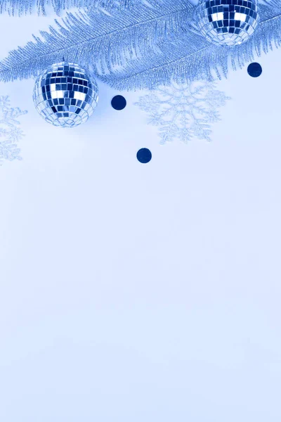 Christmas composition with tree branches, snowflakes and balls on color background — 스톡 사진