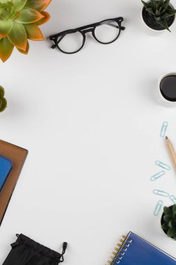 Çalışma alanı okulu, ofis ve iş aletleri konsepti ile defter, kalem, bardak, kahve, çiçek