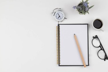 Çalışma alanı okulu, ofis ve iş aletleri konsepti defter, kalem, bardak, kahve, çiçek ve saat ile