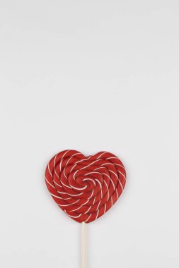 Kırmızı kalp lolipop şekeri gibidir. Sevgililer Günü minimalist geçmişi. kırmızı kalp, aşk sembolü, metin konsepti için boşluk.