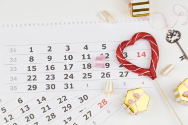 Sevgililer Günü geçmişi. Takvimdeki tarih 14 Şubat, Sevgililer Günü kırmızı kalp daire içine alındı.