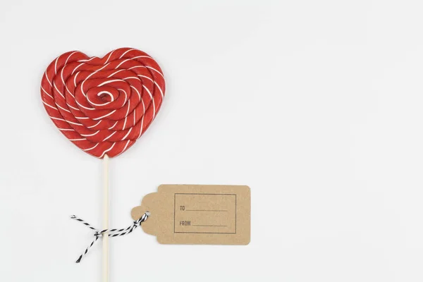 롤리팝 캔디처럼 붉은 심장. 발렌틴데이는 미니멀리즘적 배경이다. 빨간 하트, 사랑의 상징, 텍스트 개념의 공간. — 스톡 사진
