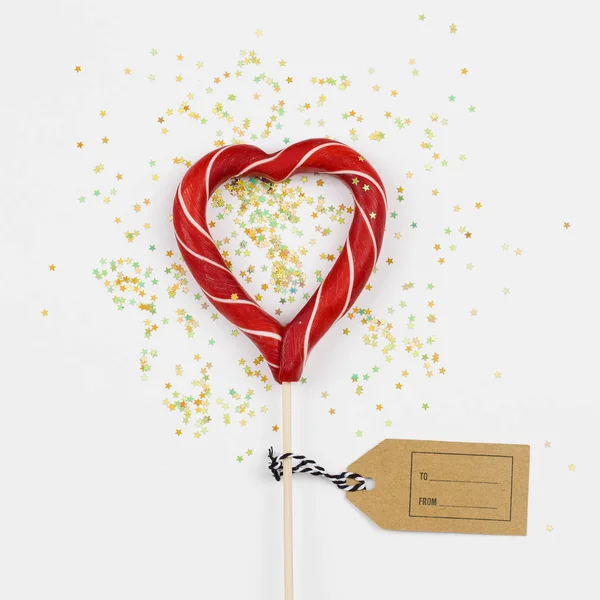 Corazón rojo como caramelos de piruleta. Día de San Valentín fondo minimalista. corazón rojo, símbolo del amor, espacio para el concepto de texto . — Foto de Stock