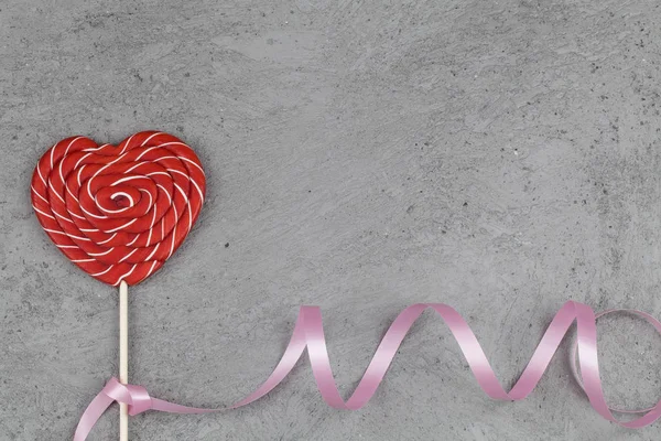 Corazón rojo como caramelos de piruleta. Día de San Valentín fondo minimalista. corazón rojo, símbolo del amor, espacio para el concepto de texto . — Foto de Stock