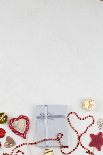 빨간 롤리팝, 장식, 선물, 리본등 이 흰색 배경에 있습니다. 발렌티누스의 날 배경. — 스톡 사진