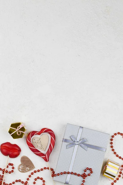 빨간 롤리팝, 장식, 선물, 리본등 이 흰색 배경에 있습니다. 발렌티누스의 날 배경. — 스톡 사진