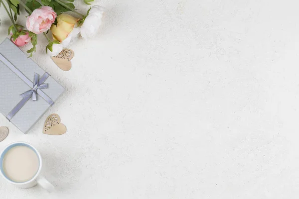 白を基調とした装飾品ギフト茶花バレンタインデーの背景. — ストック写真