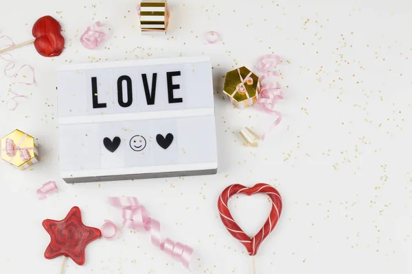 텍스트 러브, 장식, 선물, 빨간 롤리팝, 리본이 들어 있는 라이트 박스입니다. 사랑 고백, 행복 한 발렌틴 데이 — 스톡 사진