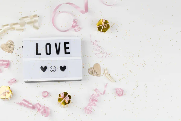 텍스트 러브, 장식, 선물, 리본이 들어 있는 라이트 박스입니다. 사랑 고백, 행복 한 발렌틴 데이 — 스톡 사진