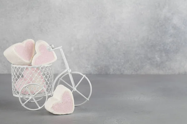 사탕을 들고 다니는 흰색 장난감 자전거. 발렌티누스의 날 최소의 배경. — 스톡 사진