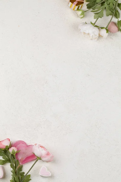 핑크 사탕은 하트, 꽃, 장식, 선물, 리본 형태로 흰색 배경에 만들어 진다. — 스톡 사진