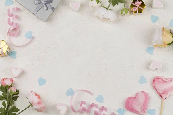 Pink slikkepinde i form af hjerter, blomster, dekoration, gaver og bånd på hvid baggrund . - Stock-foto