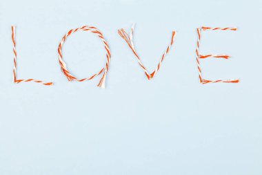 Sevgililer Günü kompozisyonu Mavi arka planda Aşk kelimesi.