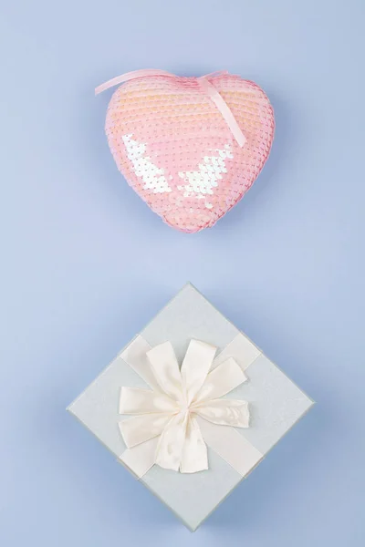 Gift or present box and pink heart on blue background. top view close up . — 스톡 사진