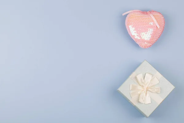 Gift or present box and pink heart on blue background. top view close up . — 스톡 사진