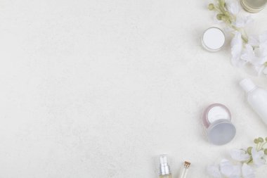 Beyaz arka planda kaplıca ve yüz güzelliği.