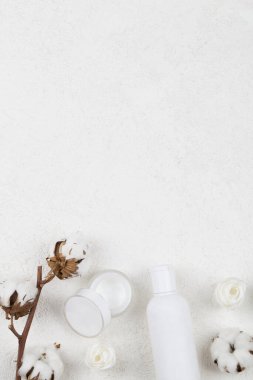 Beyaz arka planda kaplıca ve yüz güzelliği.