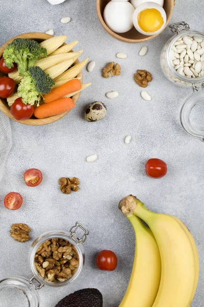 Еда Богата Биотином Продукты Питания Томатные Яйца Грецкие Орехи Бобы — стоковое фото