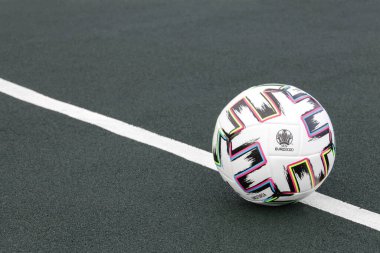 Euro 2020 futbol turnuvası için sahada futbol topu. Kapat.