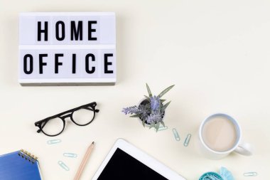 Not defteri, kalem bardakları, çiçekler ve çay olan ışık kutusu. kopyalama alanı koronavirüsü, Avrupa