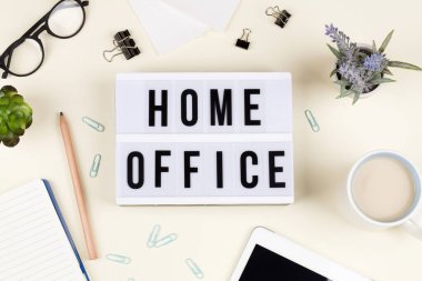 Not defteri, kalem bardakları, çiçekler ve çay olan ışık kutusu. Coronavirus, Avrupa