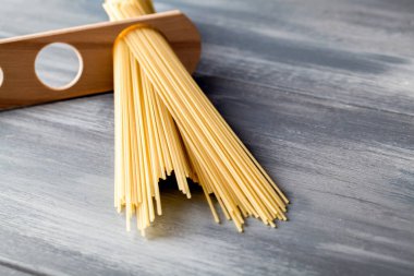 Spagetti ve ölçü çubuğu.