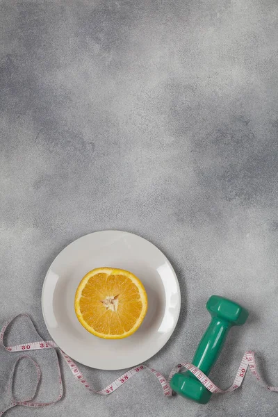 Groene Halter Met Afmeting Plaat Met Geslepen Oranje Blauwe Achtergrond — Stockfoto