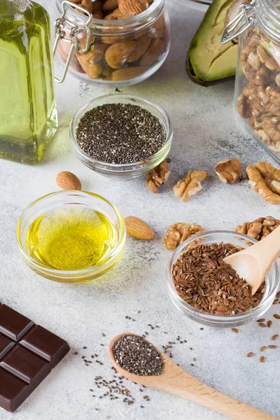 Sağlıklı Yağ Kaynakları Fındık Yağ Avokado Chia Tohumları Mavi Arka — Stok fotoğraf