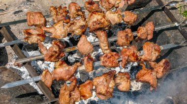 Açık havada mangal kömürü ile pişirilmiş.