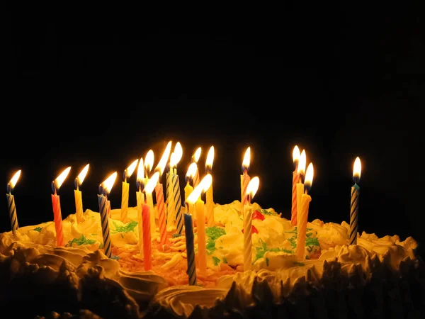 Schöne festliche Torte mit Kerzen — Stockfoto