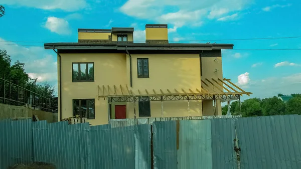 Строительство нового двухэтажного дома — стоковое фото
