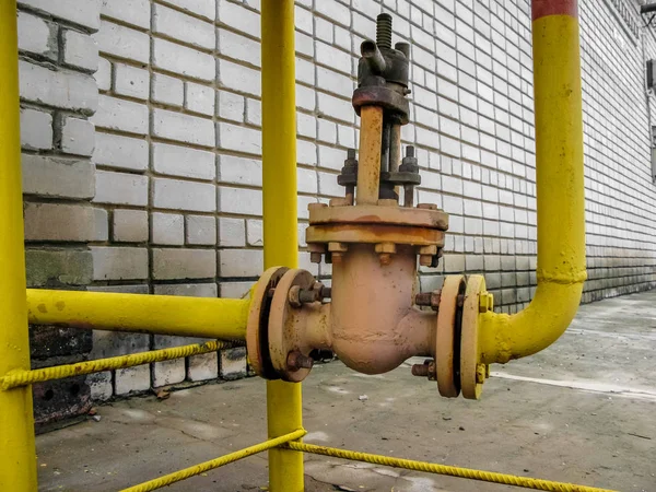 Sokak sarı gaz boru hattı ve vanası.