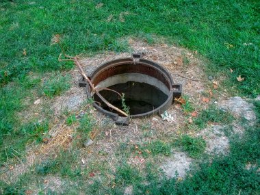 Kanalizasyon kapağını aç
